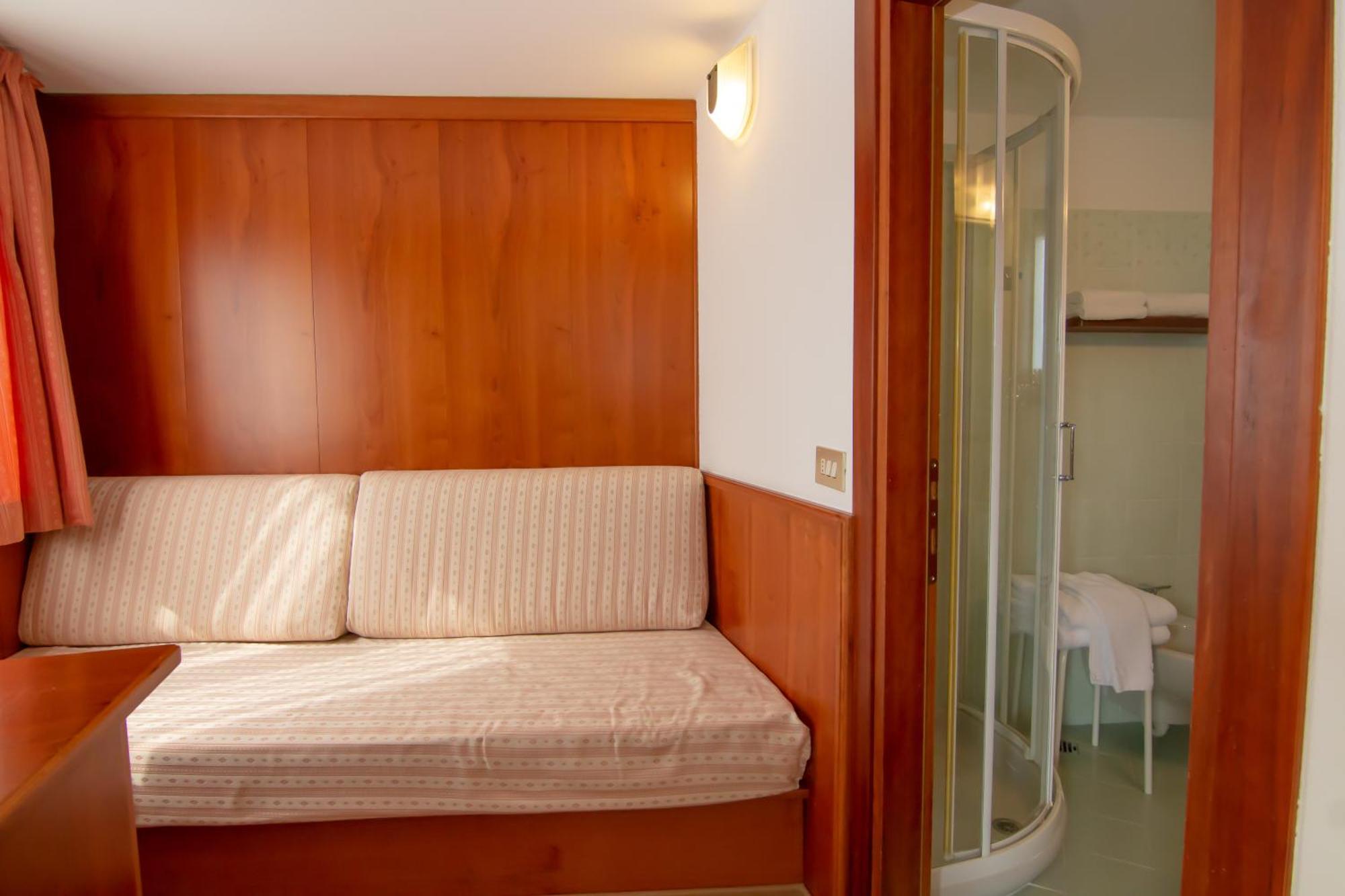 Hotel Miralago Bossico Værelse billede