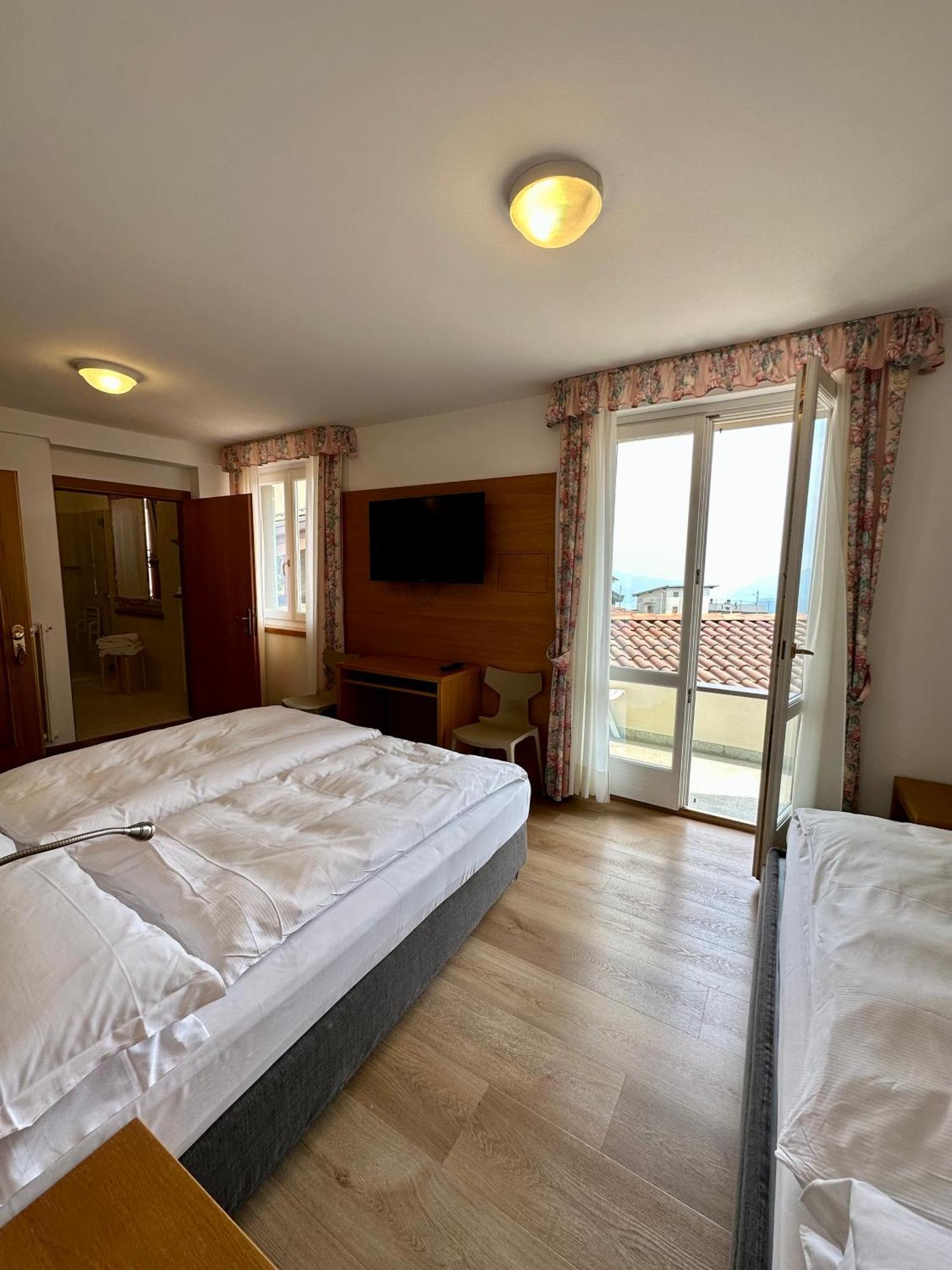 Hotel Miralago Bossico Værelse billede