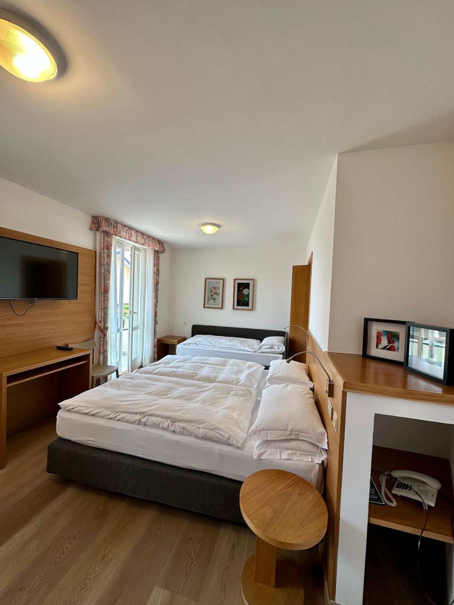Hotel Miralago Bossico Værelse billede